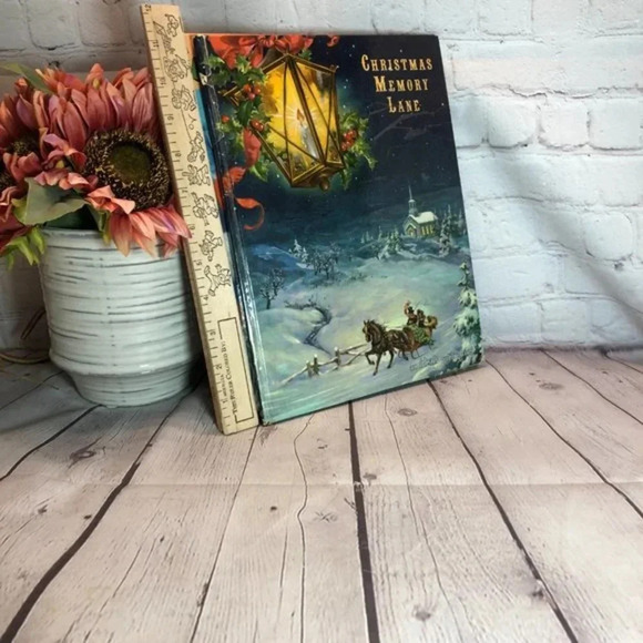 Pair of vintage childrens Christmas books - Picture 2 of 12